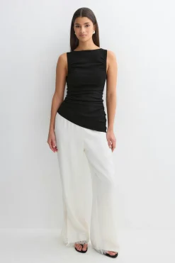 Asymmetric knitted top - Schwarz - Dame - Gina Tricot