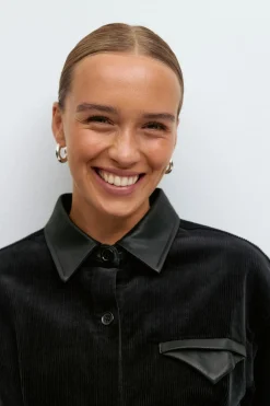 Corduroy shirt - Schwarz - Dame - Gina Tricot