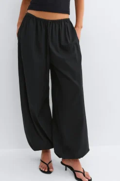 Cotton balloon trousers - Schwarz - Dame - Gina Tricot