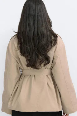 Dropped waist high neck jacket - Beige - Dame - Gina Tricot