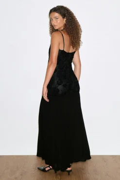Embroidery dropped waist dress - Schwarz - Dame - Gina Tricot