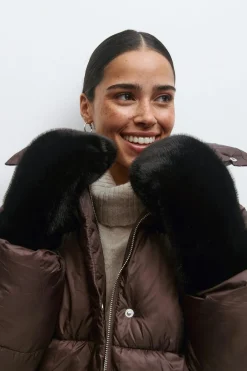 Faux fur mittens - Schwarz - Dame - Gina Tricot