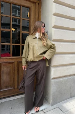 Faux suede high neck jacket - Grün - Dame - Gina Tricot