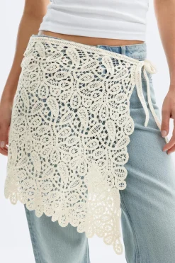 Knitted crochet apron skirt - Weiß - Dame - Gina Tricot