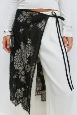 Lace apron skirt - Schwarz - Dame - Gina Tricot
