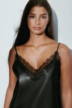 Lace detail pu dress - Schwarz - Dame - Gina Tricot