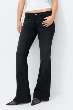Low flare jeans - Schwarz - Dame - Gina Tricot