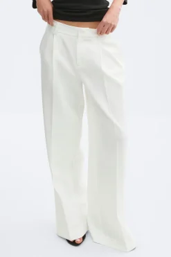 Mid waist pleated trousers - Weiß - Dame - Gina Tricot
