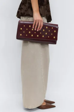 Patent studded clutch - Rot - Dame - Gina Tricot