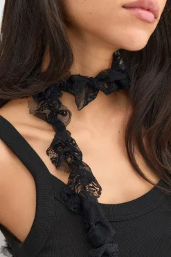 Re tok ruffled scarf - Schwarz - Dame - Gina Tricot