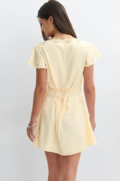 Satin lace mini dress - Gelb - Dame - Gina Tricot