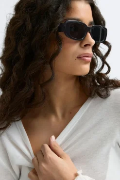 Slim rectangular sunglasses - Schwarz - Dame - Gina Tricot