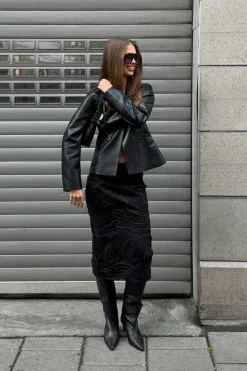 Structured midi skirt - Schwarz - Dame - Gina Tricot
