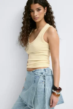Tight v-neck rib tank - Gelb - Dame - Gina Tricot