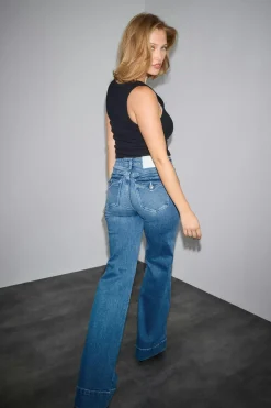 Waist hug flare jeans - Blau - Dame - Gina Tricot
