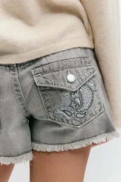 Y chunky embroidery shorts - Grau - Gina Tricot