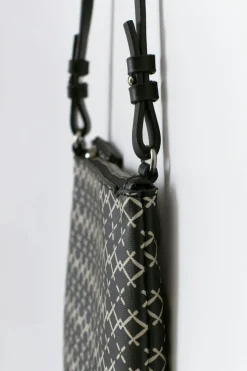Y clutch bag - Schwarz - Gina Tricot
