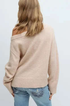 Y oversized knitted sweater - Beige - Gina Tricot